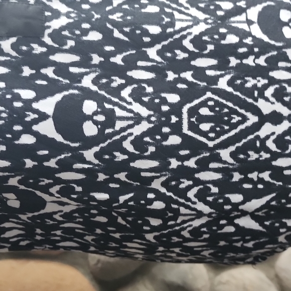 Volcom Black and White Skull Tank - Picture 9 of 9